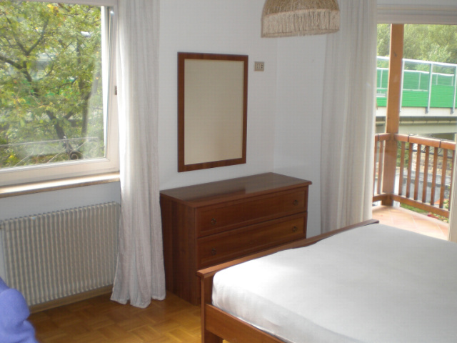 ImmoBz: 	<font face="Verdana"><font face="Verdana">A 5 minuti da Bolzano CARDANO, appartamento di mq. 105, composto da: Cucina grande, soggiorno, 3 camere da letto, doppi servizi e 2 balconi. Nel prezzo è compreso un posto auto coperto e l'arredo. C.E. G</font></font><br /><br />Certificazione Energetica Classe: G (dato in fase di verifica)