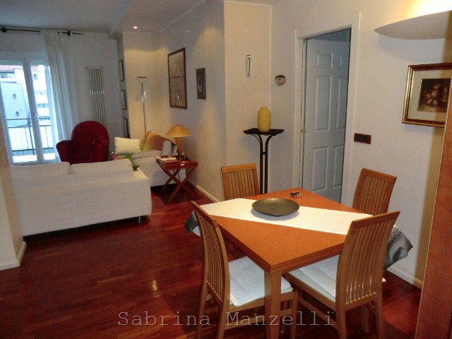 ImmoBz: 	<b>VIA CESARE BATTISTI Appartamento in ottimo stato, composto da: ingresso, soggiorno con zona pranzo, cucinino separato, 3 camere ampie, doppi servizi con finestra, ampio balcone. C.E. G</b><br /><br />Certificazione Energetica Classe:   (dato in fase di verifica)