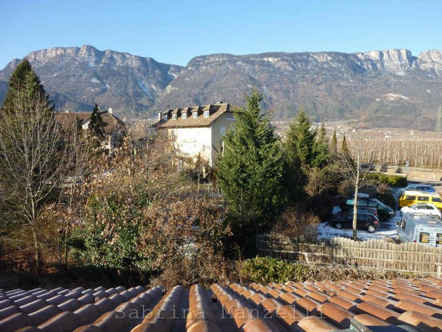 ImmoBz: 	<b>CORNAIANO - MANSARDA in ottimo stato, ingresso, ampio soggiorno con zona cottura, 2 camere, doppi servizi. POSSIBILITA' D CREARE TERRAZZA. C.E.G </b><br /><br />Certificazione Energetica Classe:   (dato in fase di verifica)